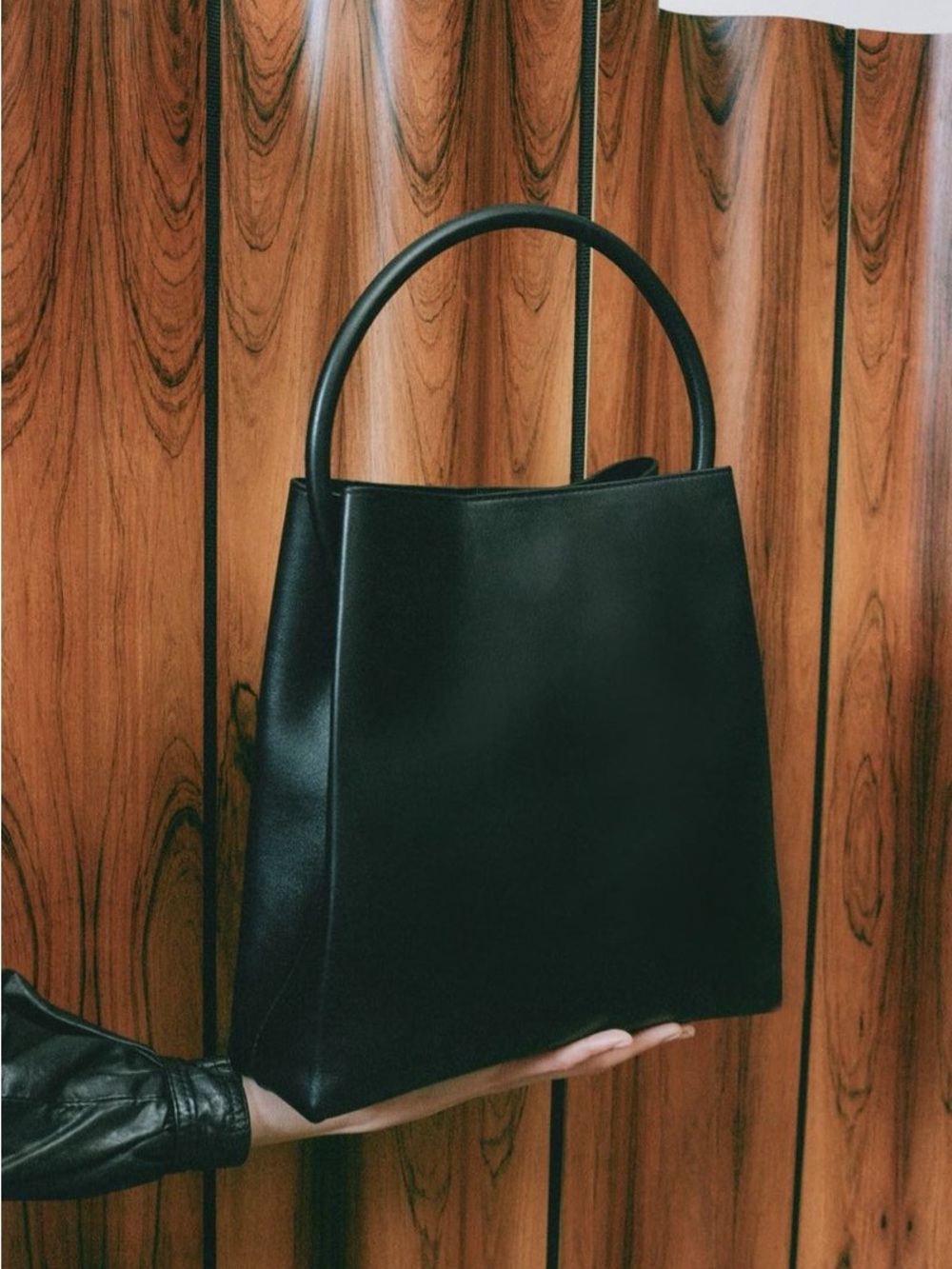 Modern Weaving Arch Handle Pleat Tote Bag in Black